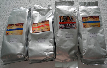 Зерновой кофе в фольгированной упаковке